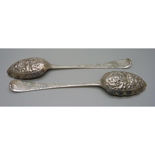 841 - A pair of George III silver berry spoons, Newcastle 1804, maker TW, 122g, 237mm, (not original case)