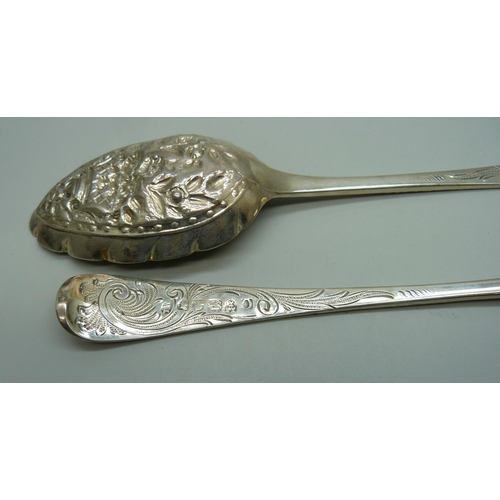 841 - A pair of George III silver berry spoons, Newcastle 1804, maker TW, 122g, 237mm, (not original case)