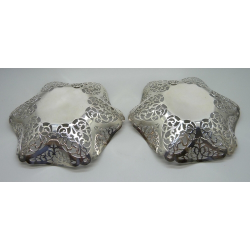 846 - A pair of pierced silver dishes, S. J. Levi, Birmingham 1934, 149g