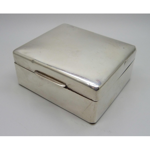 848 - A cigarette silver box, London 1922, 176g with liner