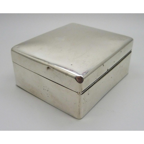 848 - A cigarette silver box, London 1922, 176g with liner