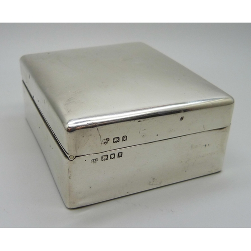 848 - A cigarette silver box, London 1922, 176g with liner