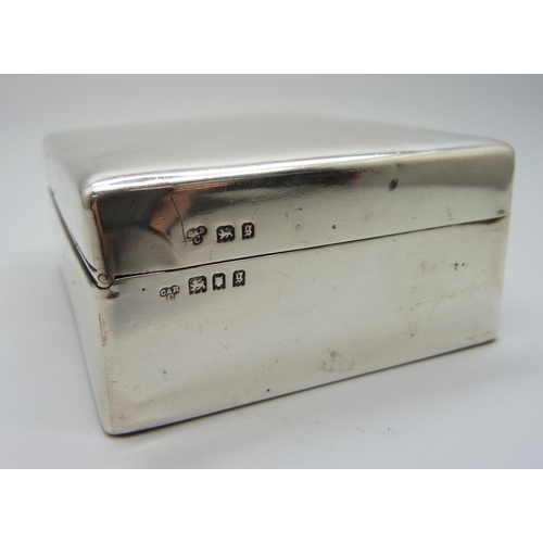 848 - A cigarette silver box, London 1922, 176g with liner