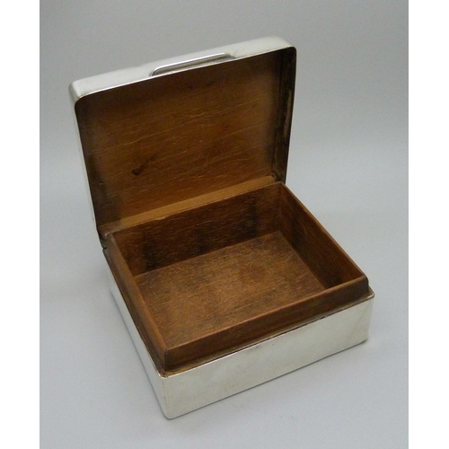 848 - A cigarette silver box, London 1922, 176g with liner