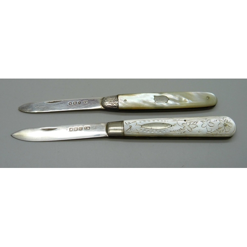 857 - Two silver and mother of pearl fruit knives, Sheffield 1897 and 1920