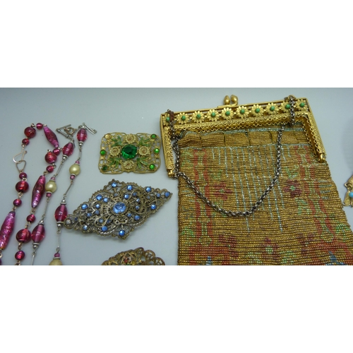 860 - A collection of vintage bead and foil bead jewellery, a purse a/f, etc.