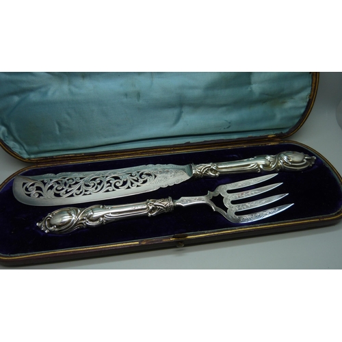 864 - A pair of Victorian fish servers, cased, John Gilbert, Birmingham 1851, silver covered handles, A1 e... 