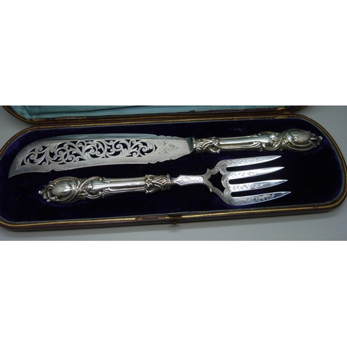 864 - A pair of Victorian fish servers, cased, John Gilbert, Birmingham 1851, silver covered handles, A1 e... 