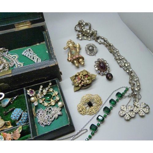 869 - A jewellery case and vintage jewellery