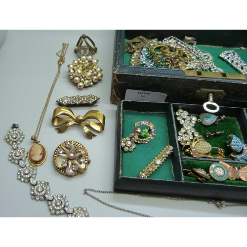 869 - A jewellery case and vintage jewellery