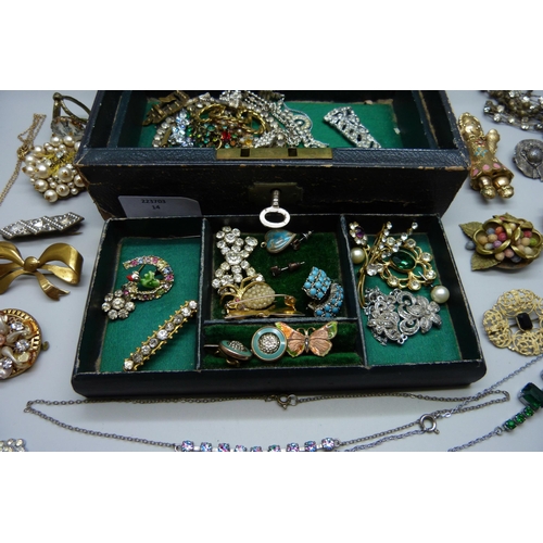 869 - A jewellery case and vintage jewellery