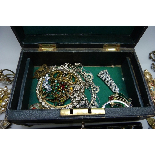 869 - A jewellery case and vintage jewellery