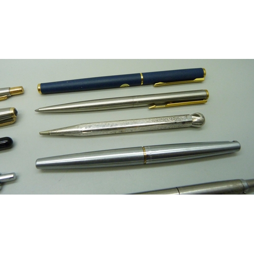 882 - A collection of pens including Parker and Papermate