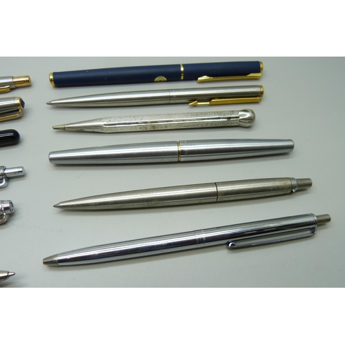 882 - A collection of pens including Parker and Papermate