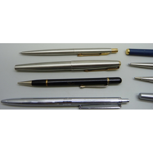 882 - A collection of pens including Parker and Papermate