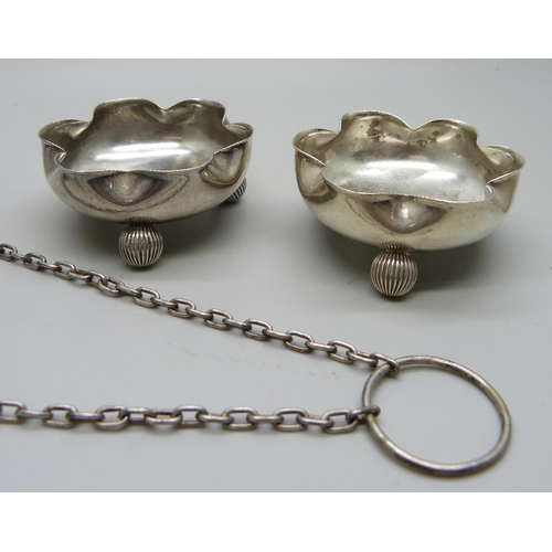 886 - A pair of silver salts, Birmingham 1891, 34g, and a plated purse