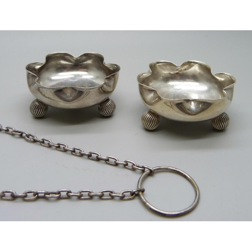 886 - A pair of silver salts, Birmingham 1891, 34g, and a plated purse