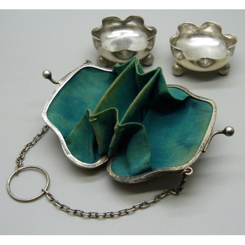 886 - A pair of silver salts, Birmingham 1891, 34g, and a plated purse