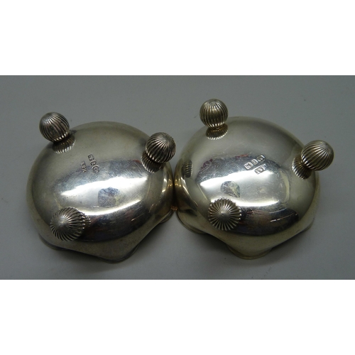 886 - A pair of silver salts, Birmingham 1891, 34g, and a plated purse