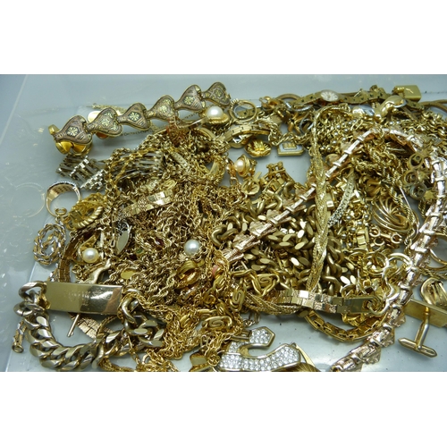 920 - A collection of vintage and later gold-tone jewellery