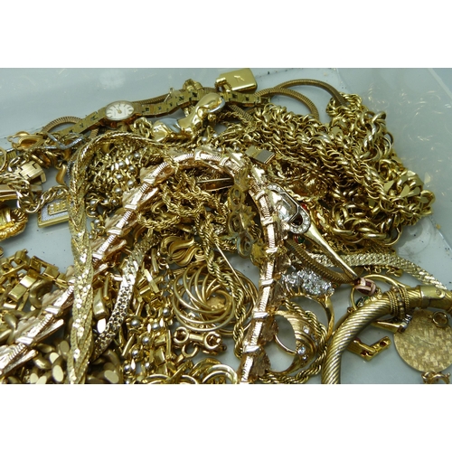 920 - A collection of vintage and later gold-tone jewellery