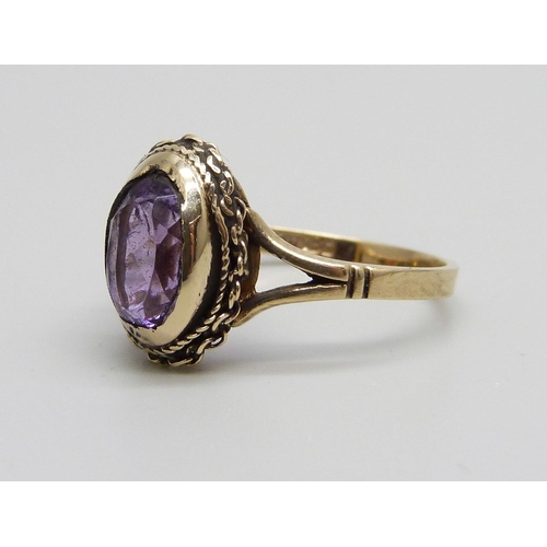 964 - A 9ct gold, oval amethyst set ring, 2.8g, O