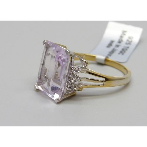 975 - A silver gilt emerald cut Rose de France amethyst and topaz ring, T/U