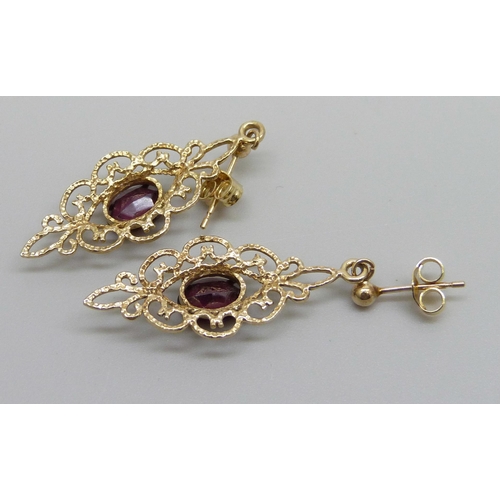 981 - An pair of 9ct gold and garnet drop earrings, 2.1g