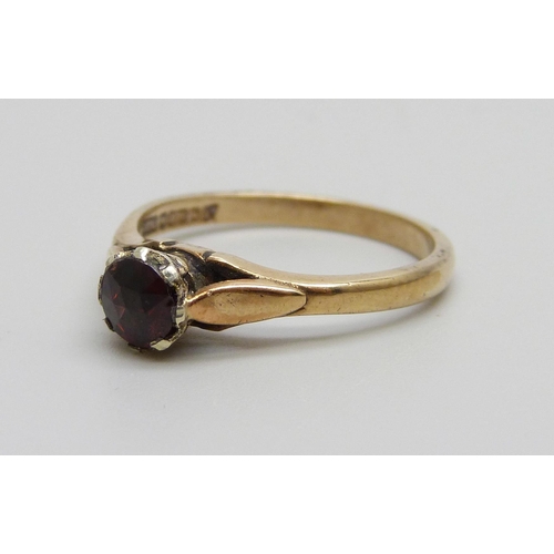 987 - A 9ct gold and garnet solitaire ring, 2.5g, P