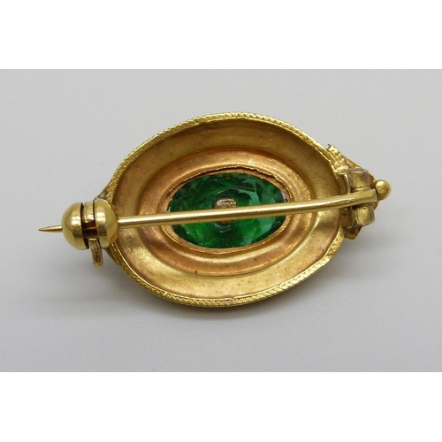 988 - A late Victorian green stone set brooch, marked 15ct, 2.6g