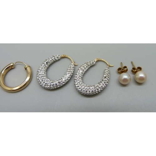 989 - Two pairs of 9ct gold earrings, a single 9ct gold earring and a yellow metal earring, 5.3g, (one pai... 