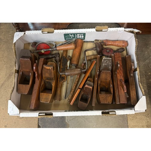 250 - An oak over mantel mirror with assorted wooden planes and other tools