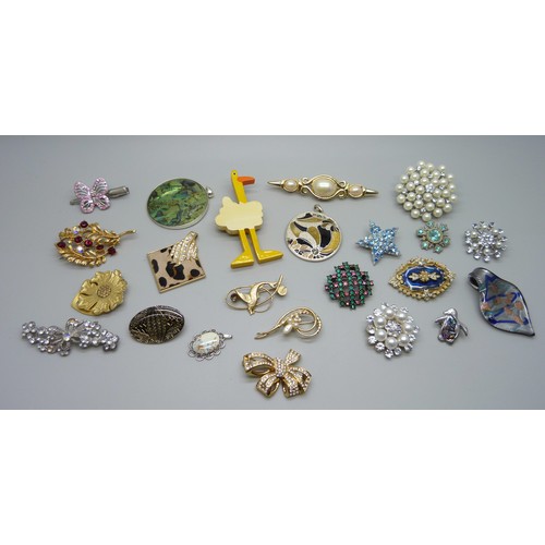 1027 - Assorted costume brooches and pins