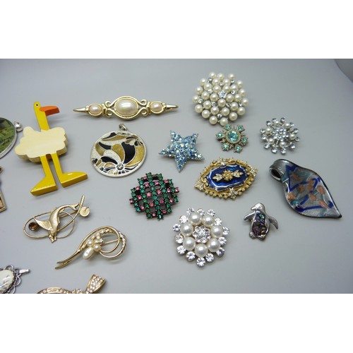 1027 - Assorted costume brooches and pins