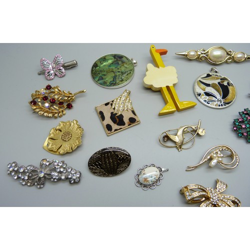 1027 - Assorted costume brooches and pins