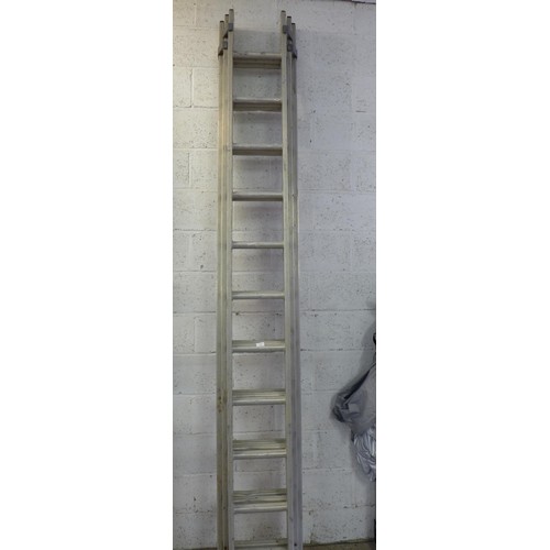 2137 - An aluminium 33 rung triple extension ladder