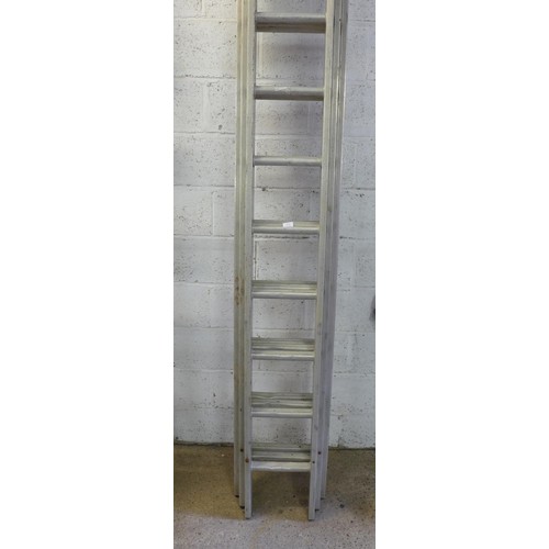 2137 - An aluminium 33 rung triple extension ladder