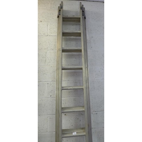 2137 - An aluminium 33 rung triple extension ladder