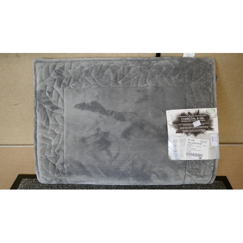 6048 - Washable Indoor Mat And A Town & Country Bath Mat   (330-178,196) *This lot is subject to VAT