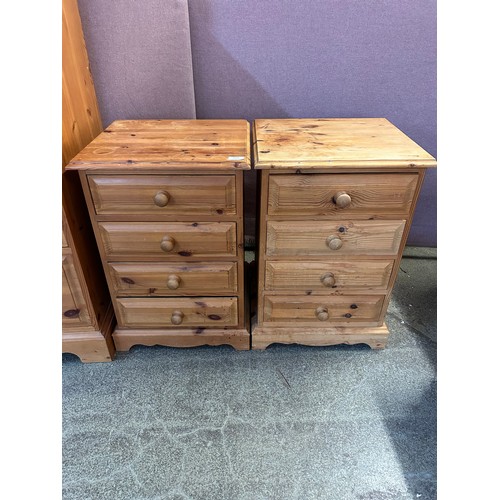 1474 - A pair of pine four drawer bedside chests