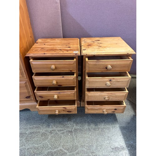 1474 - A pair of pine four drawer bedside chests