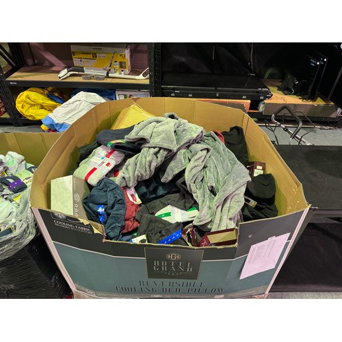 6284 - A pallet of clothing to include: Skechers, Mondetta, Hyde & Tanner, Hilary Radley, etc.  (329-61)   ... 