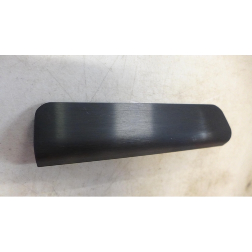 4059 - Approx 18 Black Metal Kitchen Handles  (454-216)   * This lot is subject to vat