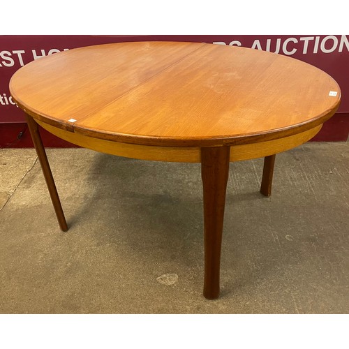 43 - An oval teak extending dining table