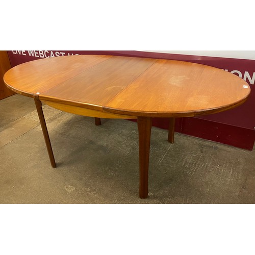 43 - An oval teak extending dining table