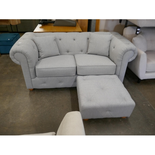 1413 - A grey weave Chesterfield 2.5 seater sofa and footstool RRP £1279