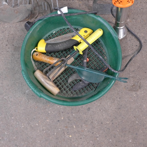 2172 - A quantity of garden tools including a hoe, rakes, a weed burner, a hand rake, etc.