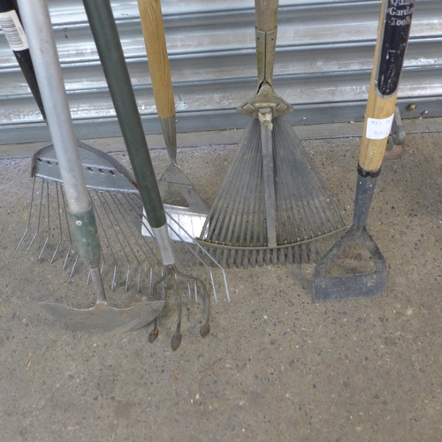 2172 - A quantity of garden tools including a hoe, rakes, a weed burner, a hand rake, etc.