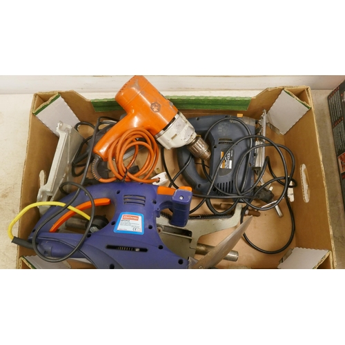 2039 - A quantity of tools including a Black and Decker ITA88-GB sander, a Challenge MHT5513 trimmer, a Dir... 