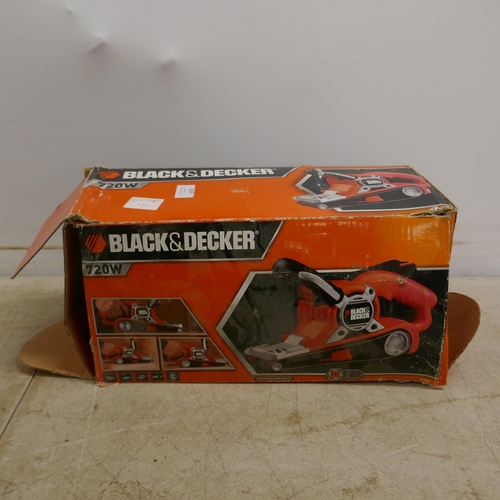 2039 - A quantity of tools including a Black and Decker ITA88-GB sander, a Challenge MHT5513 trimmer, a Dir... 